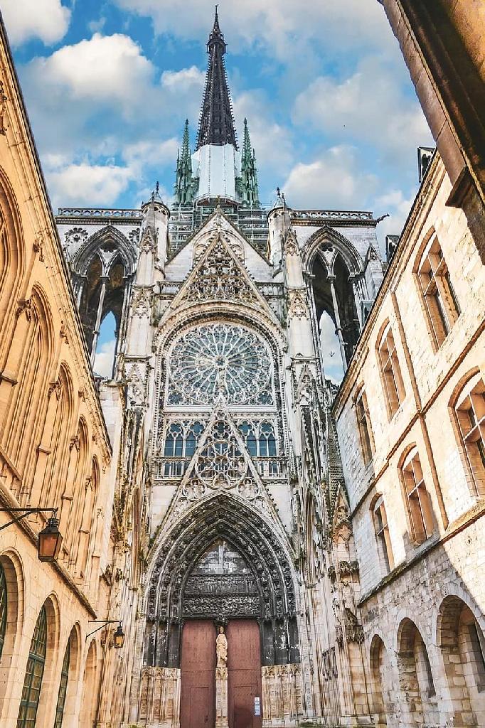 PÁRIZS - NORMANDIA ÉS A VADREGÉNYES BRETAGNE - Atlanti partok és a híres partraszállás. A Szent Mihály Apátság. fotó